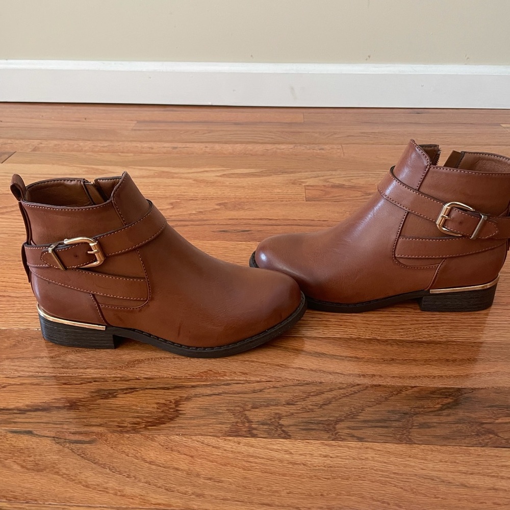 Brown women’s size 6 short boots